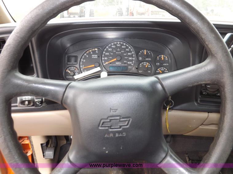 image for item I7531 2002 Chevrolet Silverado 2500HD Crew Cab utility truck