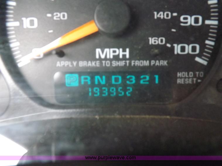 image for item I7531 2002 Chevrolet Silverado 2500HD Crew Cab utility truck