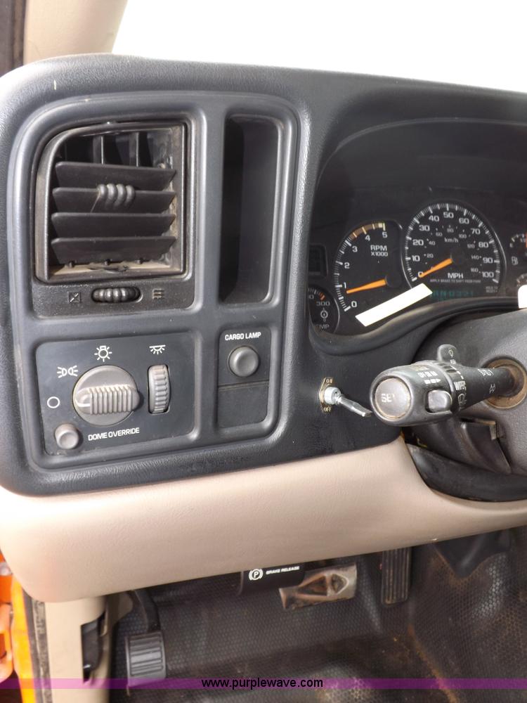 image for item I7531 2002 Chevrolet Silverado 2500HD Crew Cab utility truck