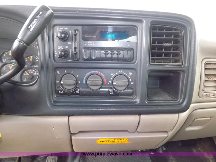 image for item I7531 2002 Chevrolet Silverado 2500HD Crew Cab utility truck