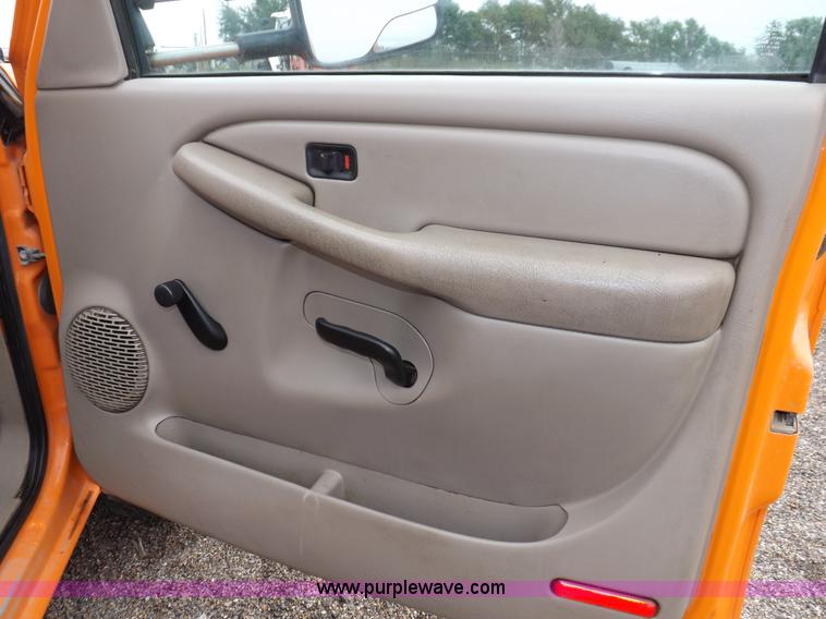 image for item I7531 2002 Chevrolet Silverado 2500HD Crew Cab utility truck