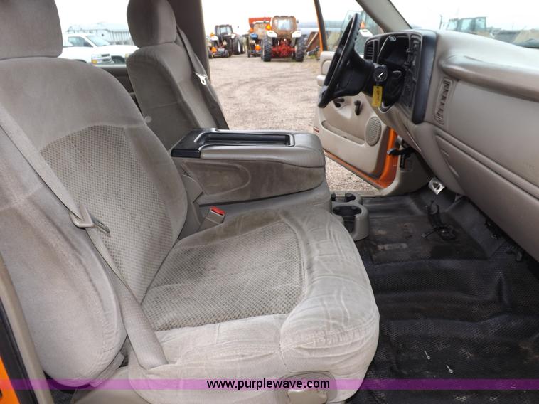 image for item I7531 2002 Chevrolet Silverado 2500HD Crew Cab utility truck