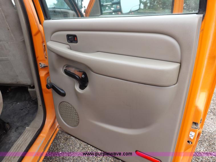 image for item I7531 2002 Chevrolet Silverado 2500HD Crew Cab utility truck