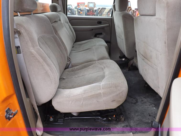 image for item I7531 2002 Chevrolet Silverado 2500HD Crew Cab utility truck