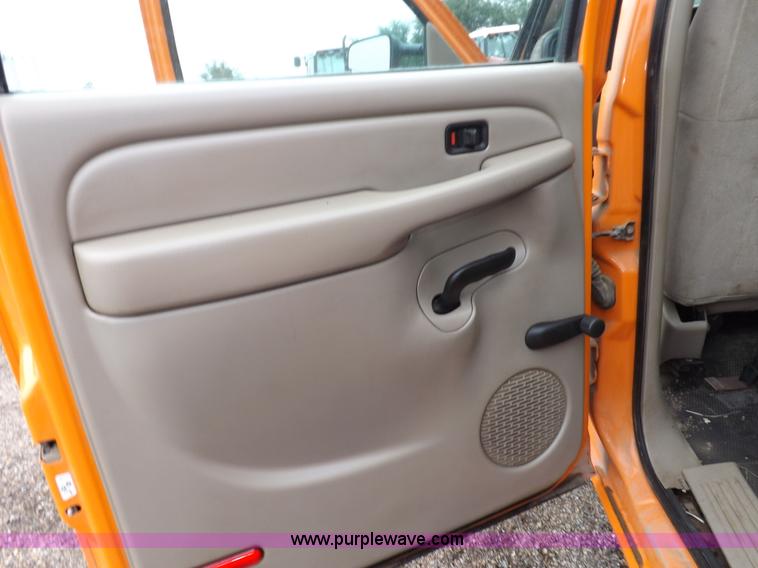 image for item I7531 2002 Chevrolet Silverado 2500HD Crew Cab utility truck