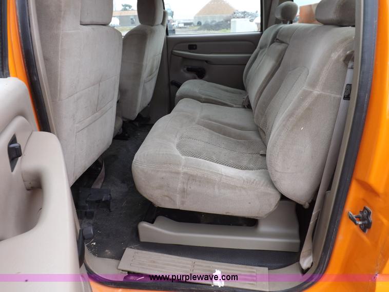 image for item I7531 2002 Chevrolet Silverado 2500HD Crew Cab utility truck