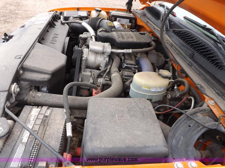 image for item I7531 2002 Chevrolet Silverado 2500HD Crew Cab utility truck