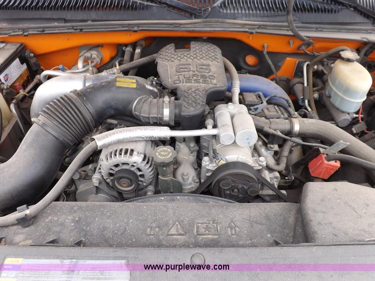 image for item I7531 2002 Chevrolet Silverado 2500HD Crew Cab utility truck