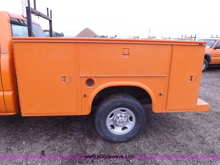 image for item I7531 2002 Chevrolet Silverado 2500HD Crew Cab utility truck