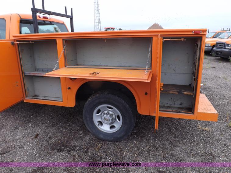 image for item I7531 2002 Chevrolet Silverado 2500HD Crew Cab utility truck