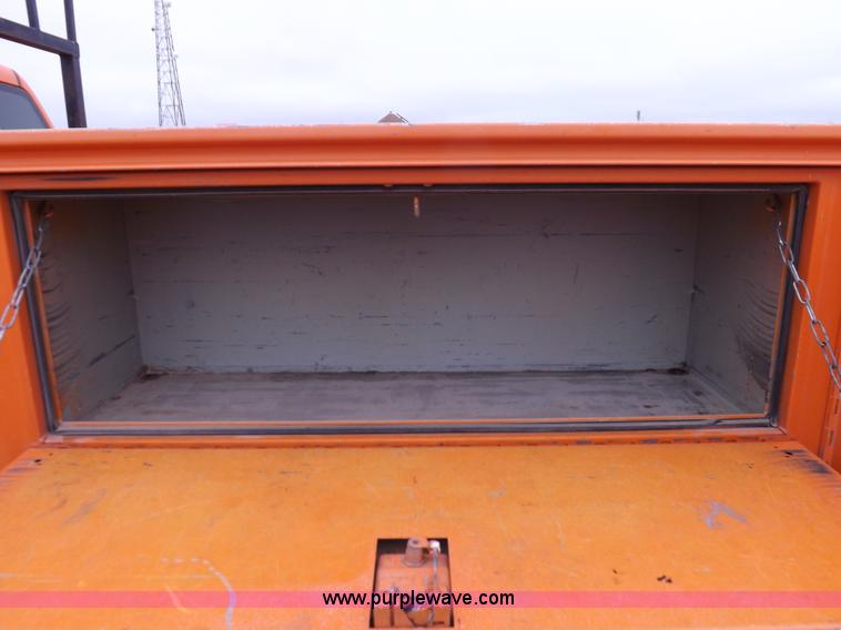 image for item I7531 2002 Chevrolet Silverado 2500HD Crew Cab utility truck