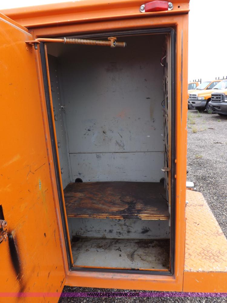 image for item I7531 2002 Chevrolet Silverado 2500HD Crew Cab utility truck