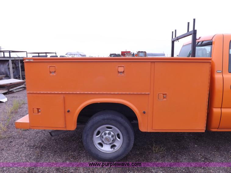 image for item I7531 2002 Chevrolet Silverado 2500HD Crew Cab utility truck