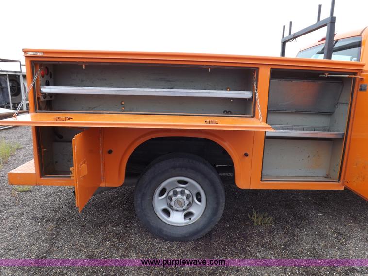 image for item I7531 2002 Chevrolet Silverado 2500HD Crew Cab utility truck