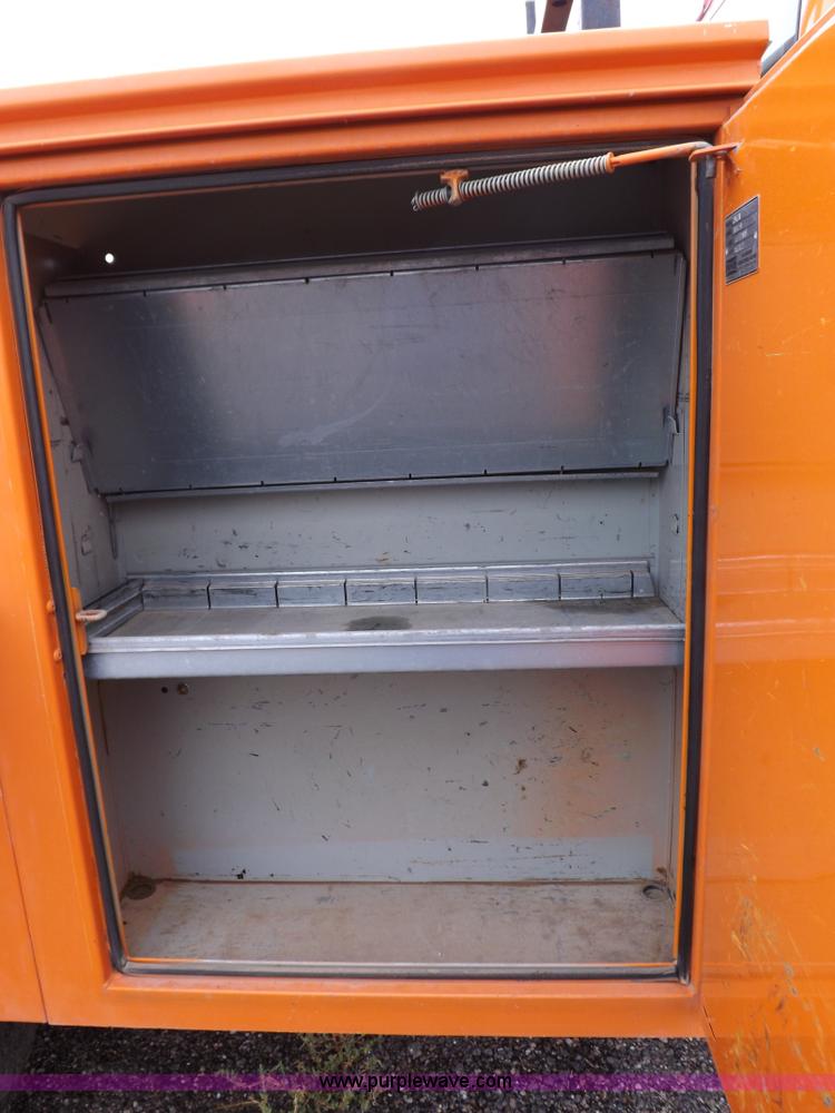 image for item I7531 2002 Chevrolet Silverado 2500HD Crew Cab utility truck