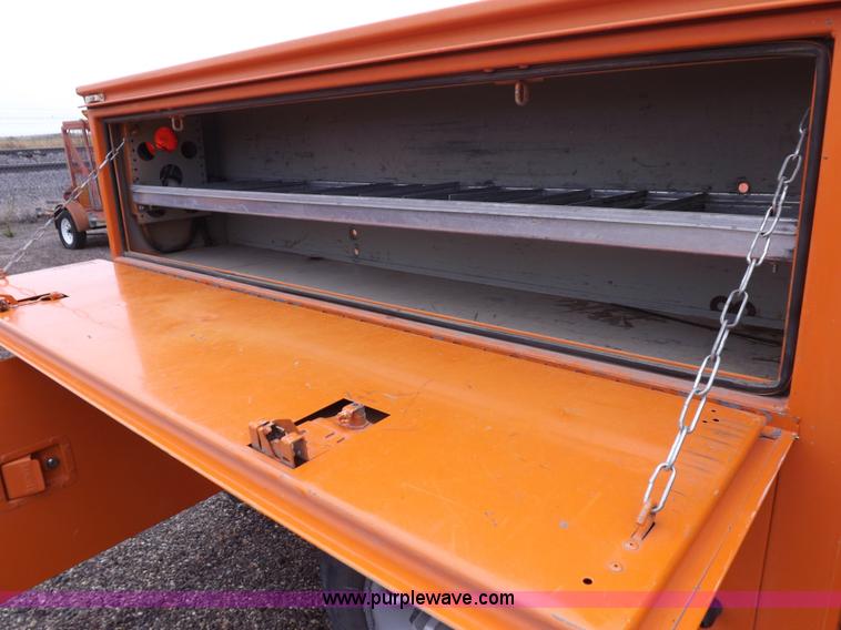 image for item I7531 2002 Chevrolet Silverado 2500HD Crew Cab utility truck