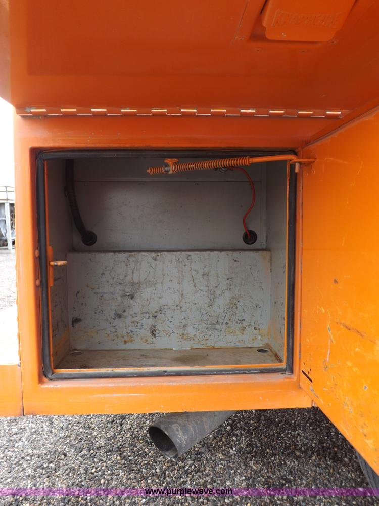 image for item I7531 2002 Chevrolet Silverado 2500HD Crew Cab utility truck