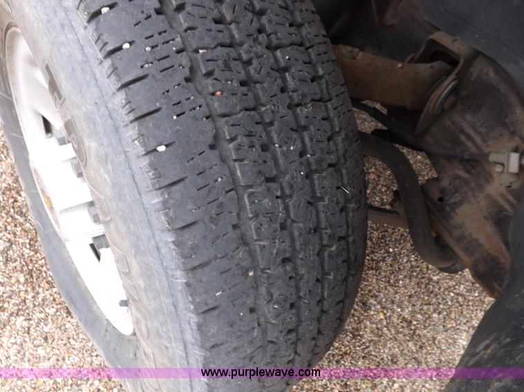 image for item I7531 2002 Chevrolet Silverado 2500HD Crew Cab utility truck