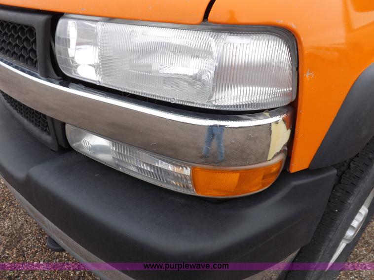 image for item I7531 2002 Chevrolet Silverado 2500HD Crew Cab utility truck