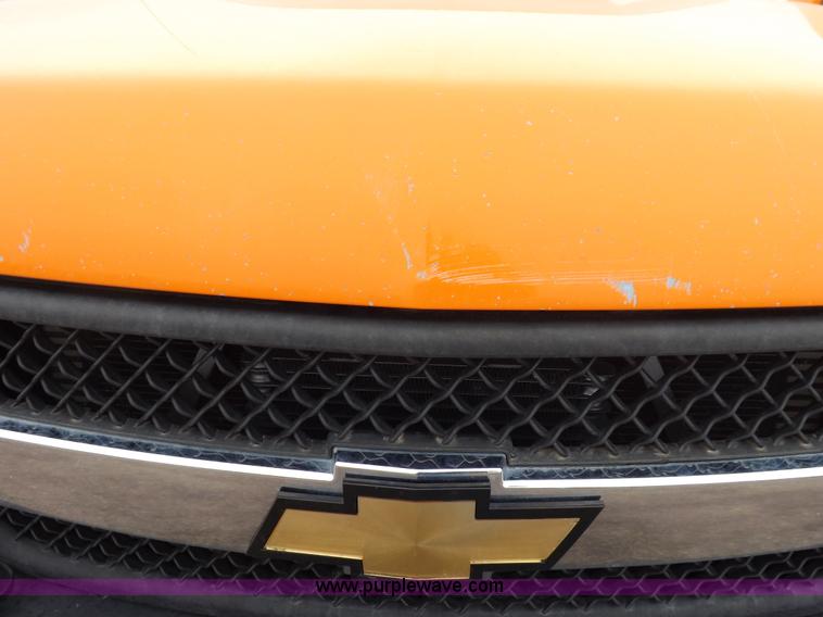 image for item I7531 2002 Chevrolet Silverado 2500HD Crew Cab utility truck