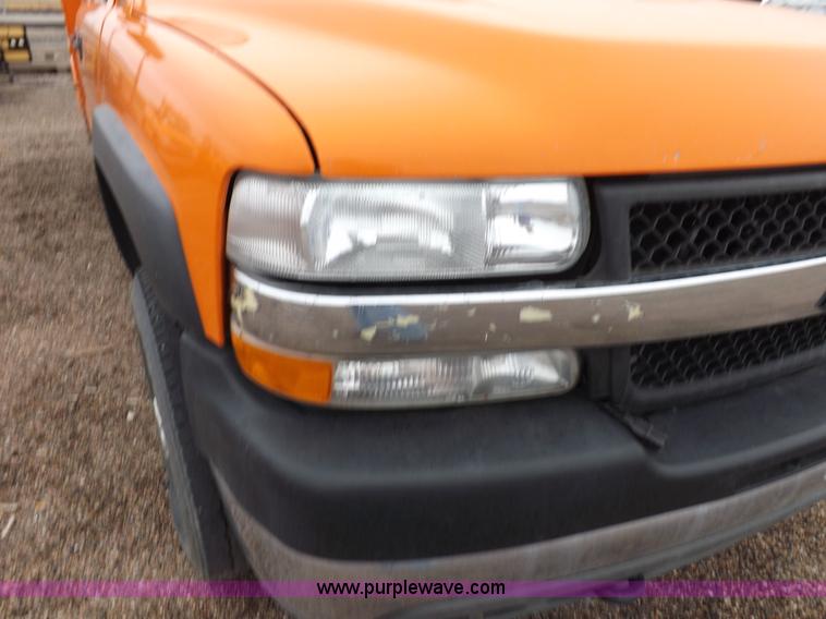 image for item I7531 2002 Chevrolet Silverado 2500HD Crew Cab utility truck
