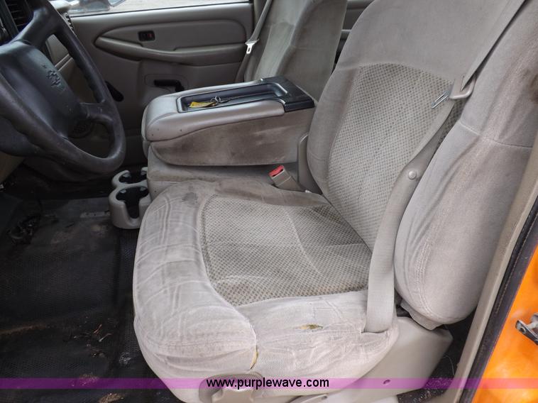 image for item I7531 2002 Chevrolet Silverado 2500HD Crew Cab utility truck