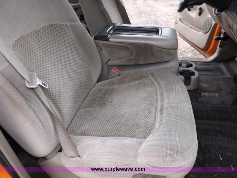 image for item I7531 2002 Chevrolet Silverado 2500HD Crew Cab utility truck