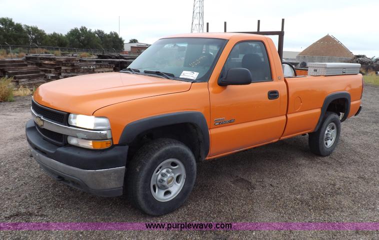 image for item I7535 2002 Chevrolet Silverado 2500HD pickup truck