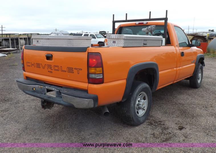 image for item I7535 2002 Chevrolet Silverado 2500HD pickup truck