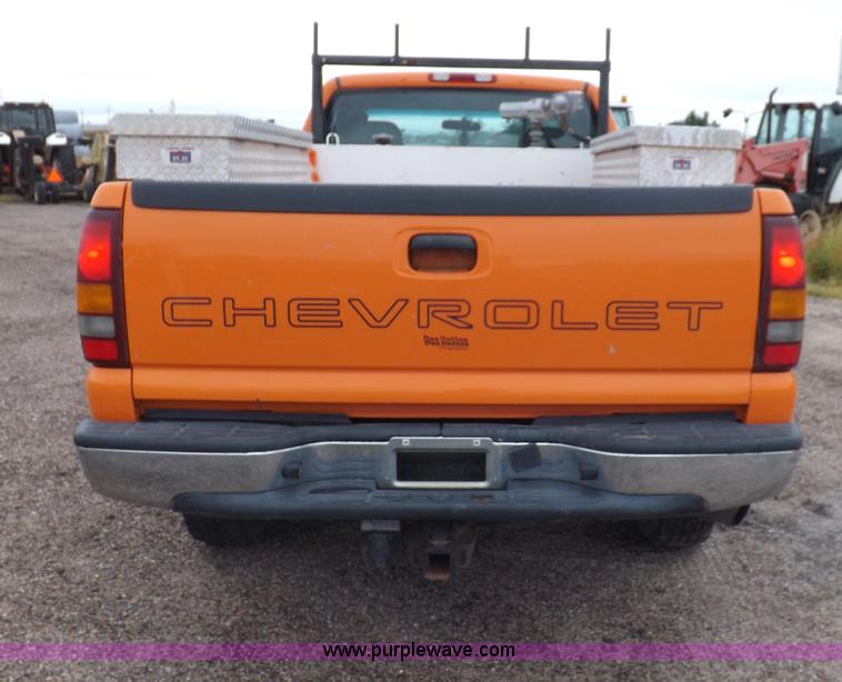 image for item I7535 2002 Chevrolet Silverado 2500HD pickup truck