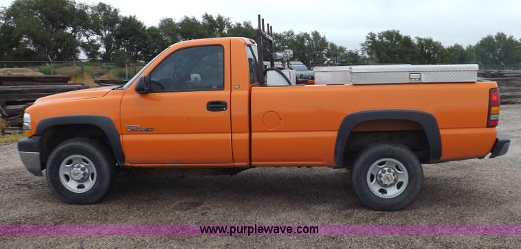 image for item I7535 2002 Chevrolet Silverado 2500HD pickup truck