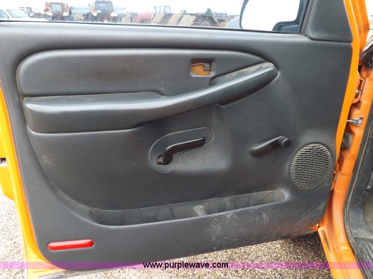 image for item I7535 2002 Chevrolet Silverado 2500HD pickup truck