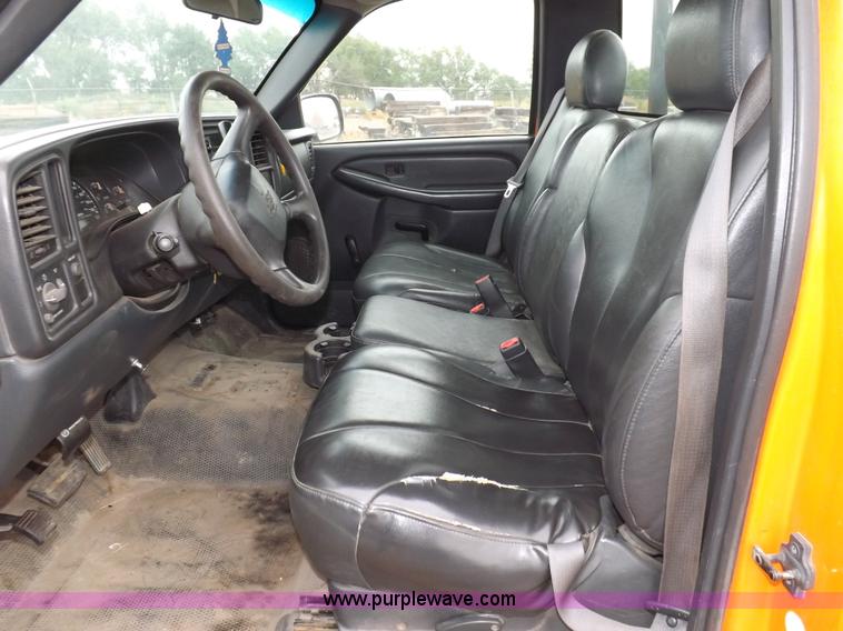 image for item I7535 2002 Chevrolet Silverado 2500HD pickup truck