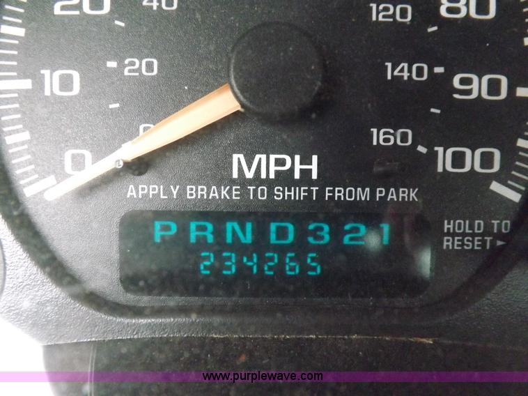 image for item I7535 2002 Chevrolet Silverado 2500HD pickup truck