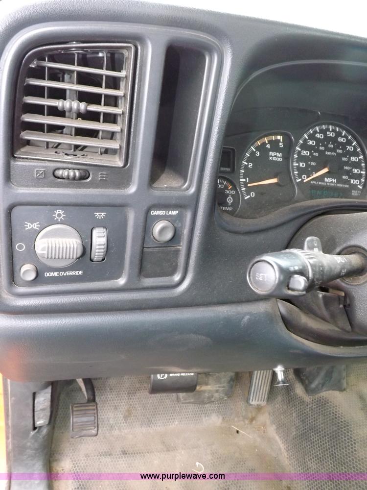 image for item I7535 2002 Chevrolet Silverado 2500HD pickup truck