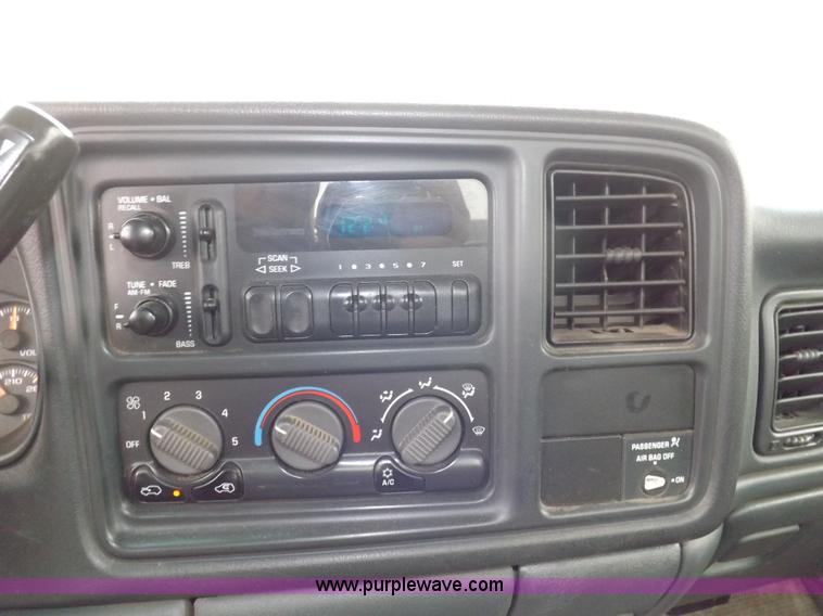 image for item I7535 2002 Chevrolet Silverado 2500HD pickup truck