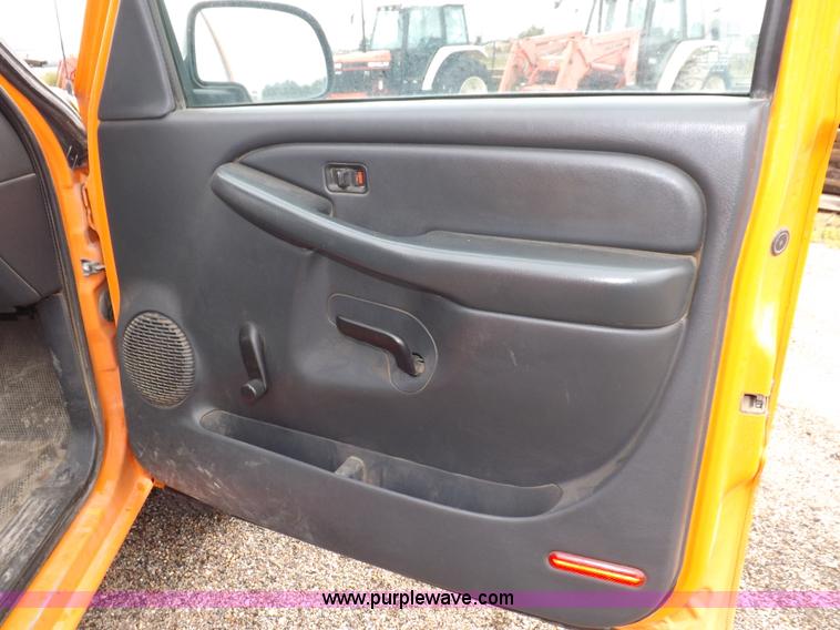 image for item I7535 2002 Chevrolet Silverado 2500HD pickup truck