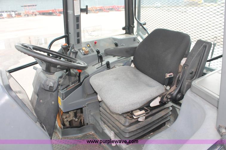 image for item I8026 1995 Ford New Holland 6640SL tractor