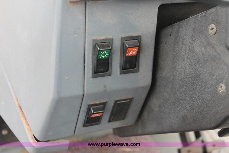 image for item I8026 1995 Ford New Holland 6640SL tractor