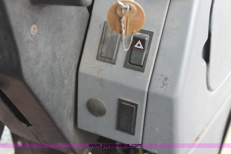 image for item I8026 1995 Ford New Holland 6640SL tractor