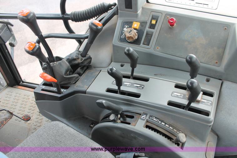 image for item I8026 1995 Ford New Holland 6640SL tractor