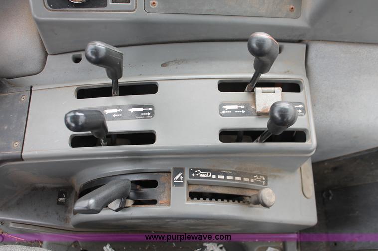 image for item I8026 1995 Ford New Holland 6640SL tractor