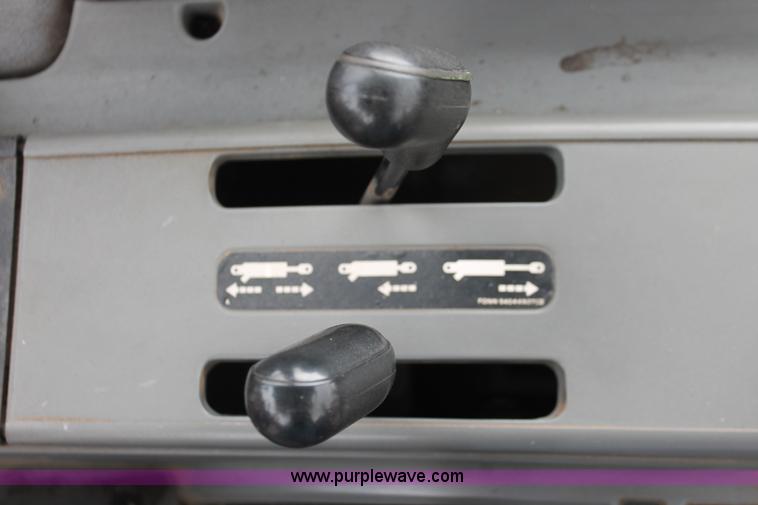 image for item I8026 1995 Ford New Holland 6640SL tractor