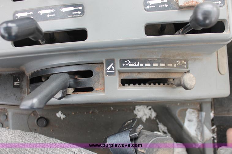 image for item I8026 1995 Ford New Holland 6640SL tractor