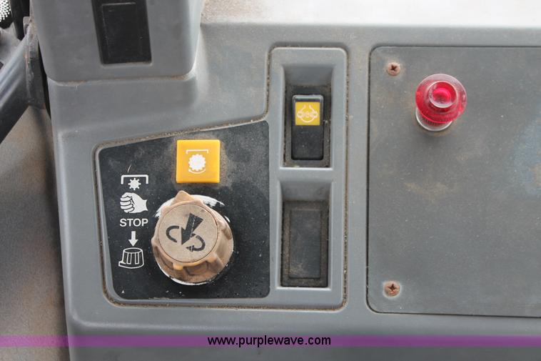 image for item I8026 1995 Ford New Holland 6640SL tractor