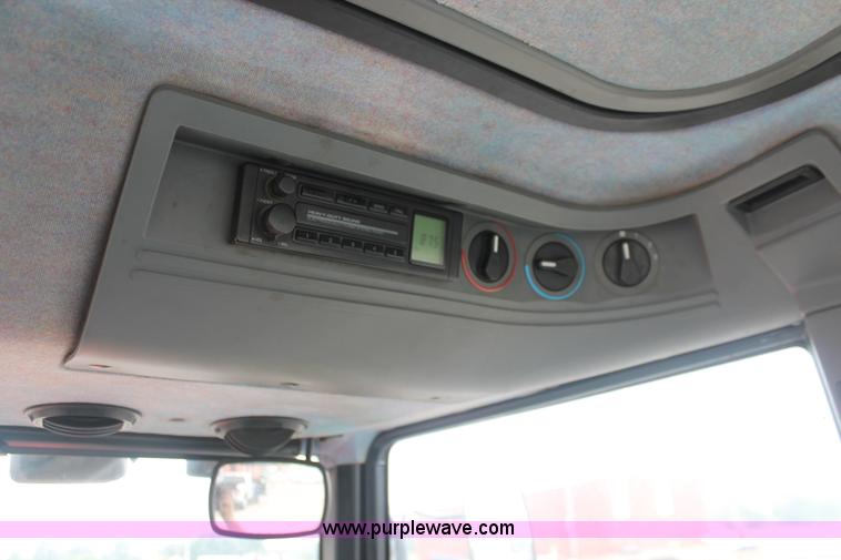 image for item I8026 1995 Ford New Holland 6640SL tractor