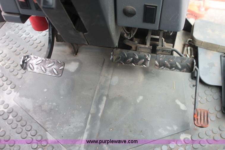 image for item I8027 1997 Ford New Holland 6640SL tractor