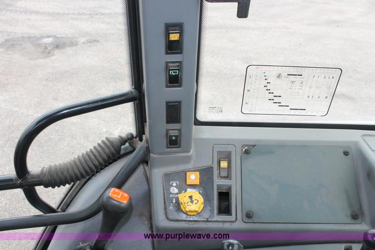 image for item I8027 1997 Ford New Holland 6640SL tractor