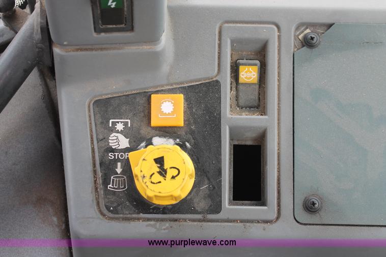 image for item I8027 1997 Ford New Holland 6640SL tractor