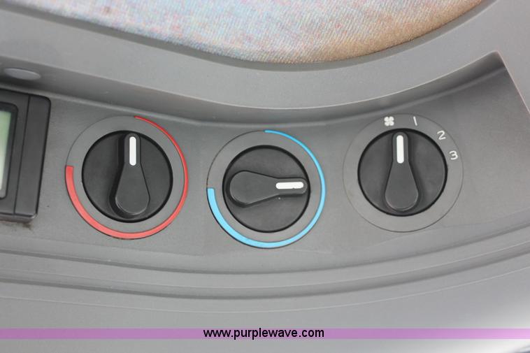 image for item I8027 1997 Ford New Holland 6640SL tractor